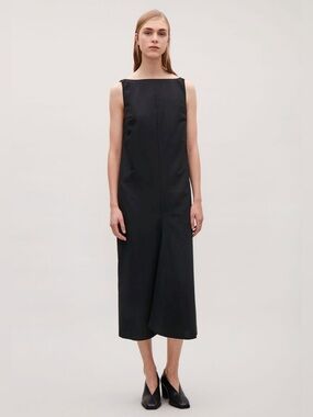 𝙲𝙾𝚂 Dress with front pleat that looks like it’s pants from the front Size 8